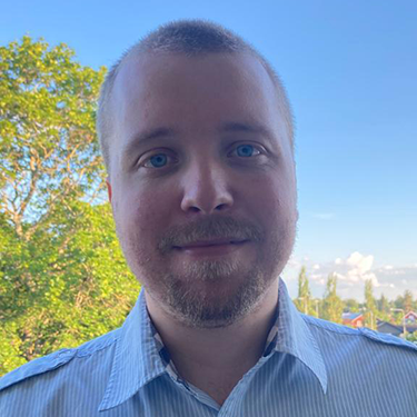Closeup of Dan Vikström outside on a sunny day